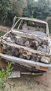 عندي غراض سياره بيكم تيوتا موديل 1993. 1ـ محرك 3y نضيف وبلادي  وكل قطع...