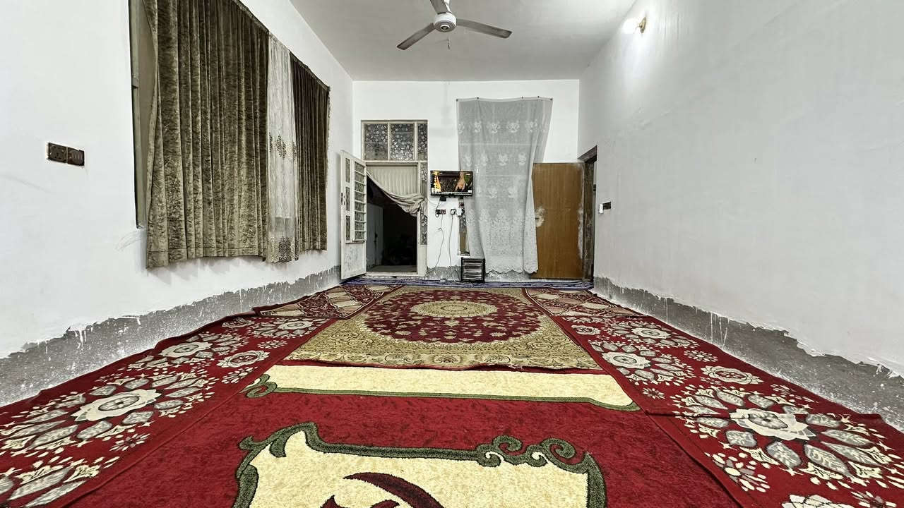 للبيع بيت زراعي مساحة 210 متر بناء طابوگ اساس و سگف صب خريطة كاملة عايز فقط سيراميك و تشاريف حي ميسان شارع الشيوخ السعر (55) 
***********
