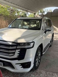 لاندكروزر VX • ٢٠٢٢ • ٤٣ الف