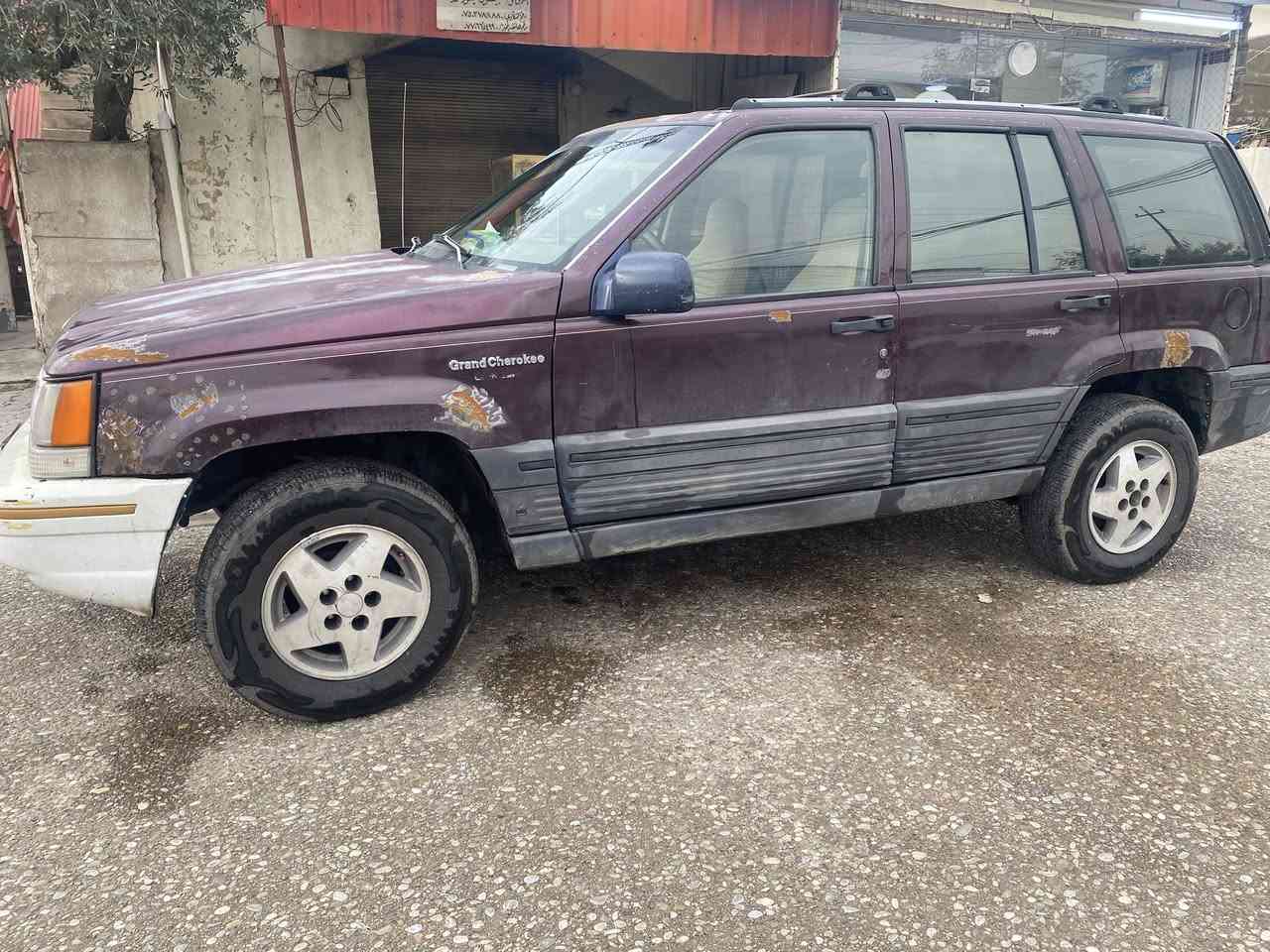 شباب السياره موديل ١٩٩٤ محرك ابلادي 
حداديه كامله 
كهربائيات مابيه عيب
كشنات كهرباء 
تدفئ +تبريد رقم الماني كامل بس اتروح تستلمه 
شرط التحويل 
ملاحظه/👇
🚗مابيه ضربه بس اتريد صبغ  السياره على بلاد صبغه اتريد ماتصبغ هم بعد يمك///السعر٥٥وبيه مجال***********
