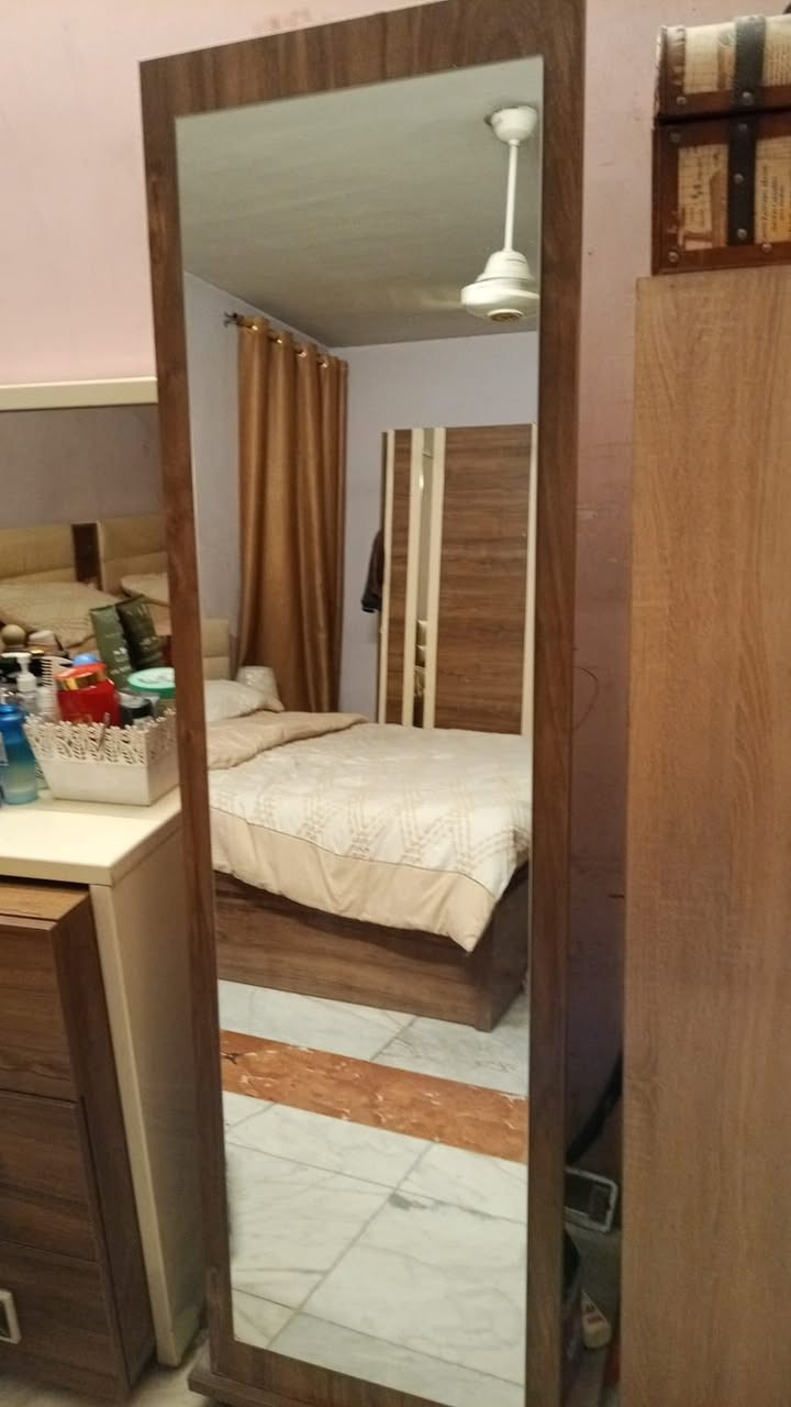 غرفة نوم للبيع نظيفه جدا سعرها ب٥٥٠ وبيها مجال المكان بغداد العامريه للتواصل *********** واتساب
