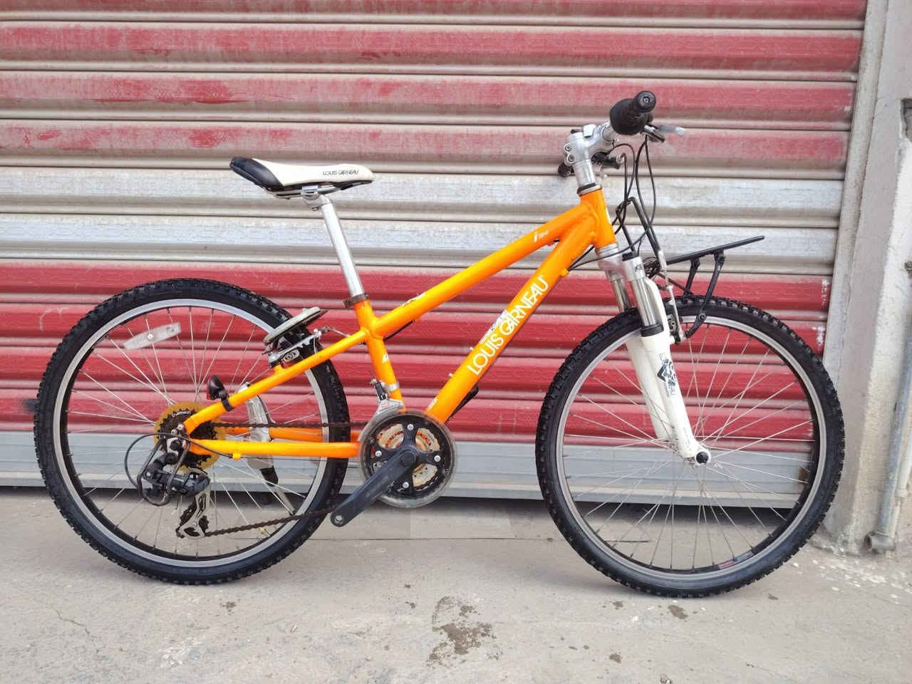 السلام عليكم ورحمة الله وبركاته
بايك موديل جبلي ماركه  الويس العالميه حجم ٢٤
باله ياباني النضافه فول وضع
 حاويه فول
السعر ( 150 الف)  
يدات فر شيمانو اصلي 
لون ميمز برتقالي  مختم 
عكرب ماركه اصلي شيمانو 
ويل كبلونيه كشن اصلي ماركه 
معدن المنيوم ريشه فول موصفات 
كير ٧ /  ٣شغال سستم كامل 
غير مستخدم داخل العراق
عنوان المحل بغداد الحبيبيه 
هاتف *********** 
الاستفسار واتساب
