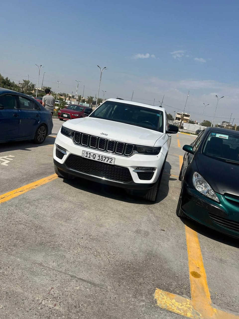 � للبيع جراند شيروكي بحالة ممتازة 🚨

✨ موديل  2022 وارد امريكي
(Limited)
1/1 
   ماشية قليل 

ضربة خفيفة خلفية موضحة بالصور 

مواصفات كاملة : 

✨ لون أبيض 
✨ بانوراما كاملة
✨ حساسات
✨ شاشة + مواصفات مريحة وفخمة
✨ استخدام نظيف جداً والسيارة جاهزة للفحص

سيارة تلفت النظر وين ما تروح 😍
للعلم سيارتي الخاصة ومستوردتها ع ايدي 

💰 السعر :  310 $ وبيها مجال 
📍للاستفسار 

+964 771 445 5308 بغداد, العراق

