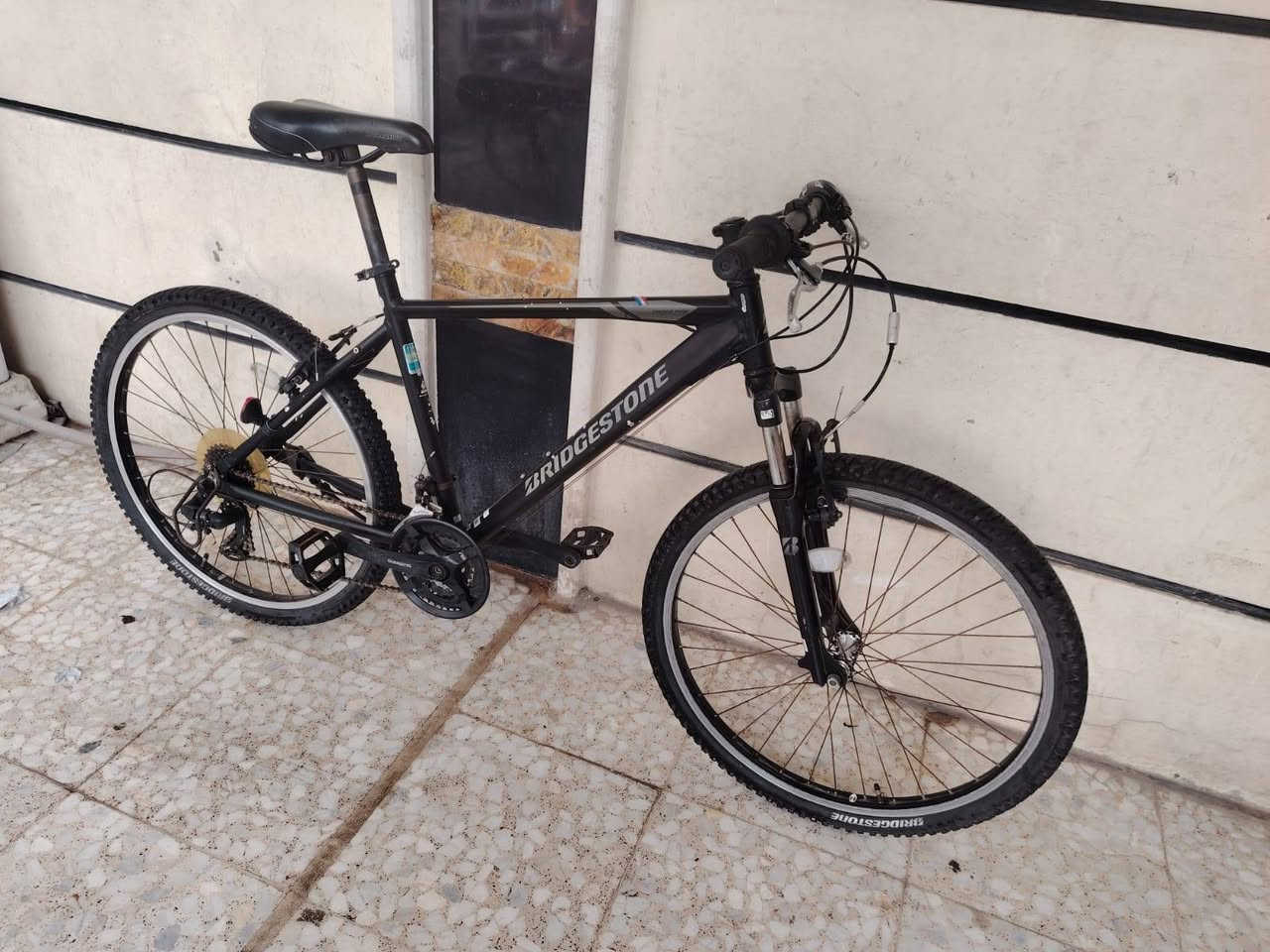 السلام عليكم ورحمة الله وبركاته
بايك موديل جبلي ماركه برجستون العالميه حجم ٢٦
باله ياباني النضافه فول وضع حاويه 
السعر ( 150 الف) 
يدات فر شيمانو اصلي
كشن اصلي ماركه برجستون 
لون ميمز اسود طافي مختم  
معدن المنيوم ريشه فول موصفات 
كير ٧ / ٣ شغال سستم كامل 
غير مستخدم داخل العراق
العنوان بغداد منطقة الحبيبيه 
هاتف *********** 
الاستفسار واتساب
