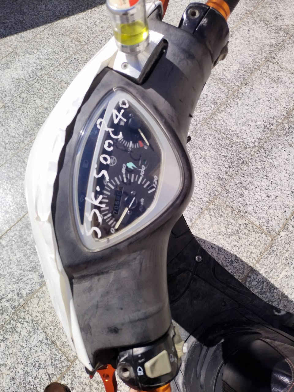 سلام عليكم من رخصه الادمن موطور ماكس بوشه 49 الموطور مامفتوح الون ابيض الرقم 550 وبيه مجال
الرقم الاتصال. 
***********
