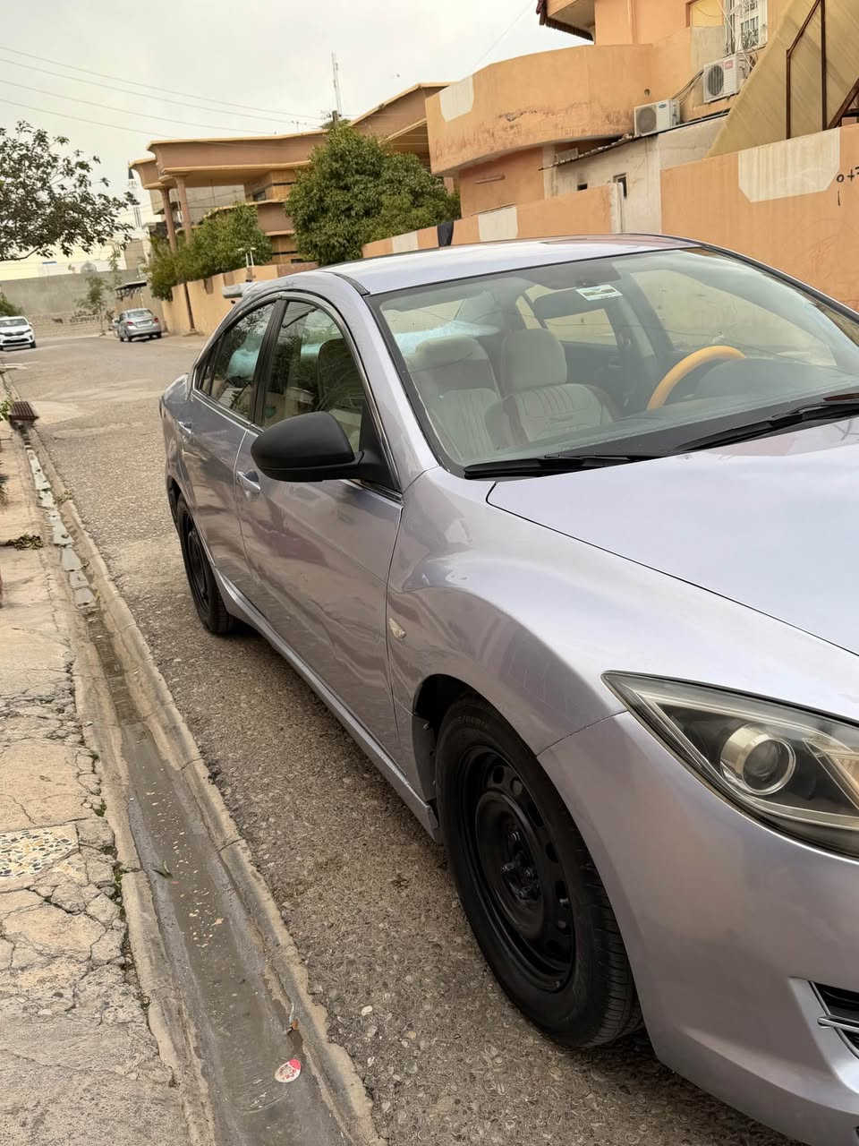 سلام عليكم 
مأزدا زوم 6
موديل 2010
صبغ عام 
*********** كركوك, العراق
