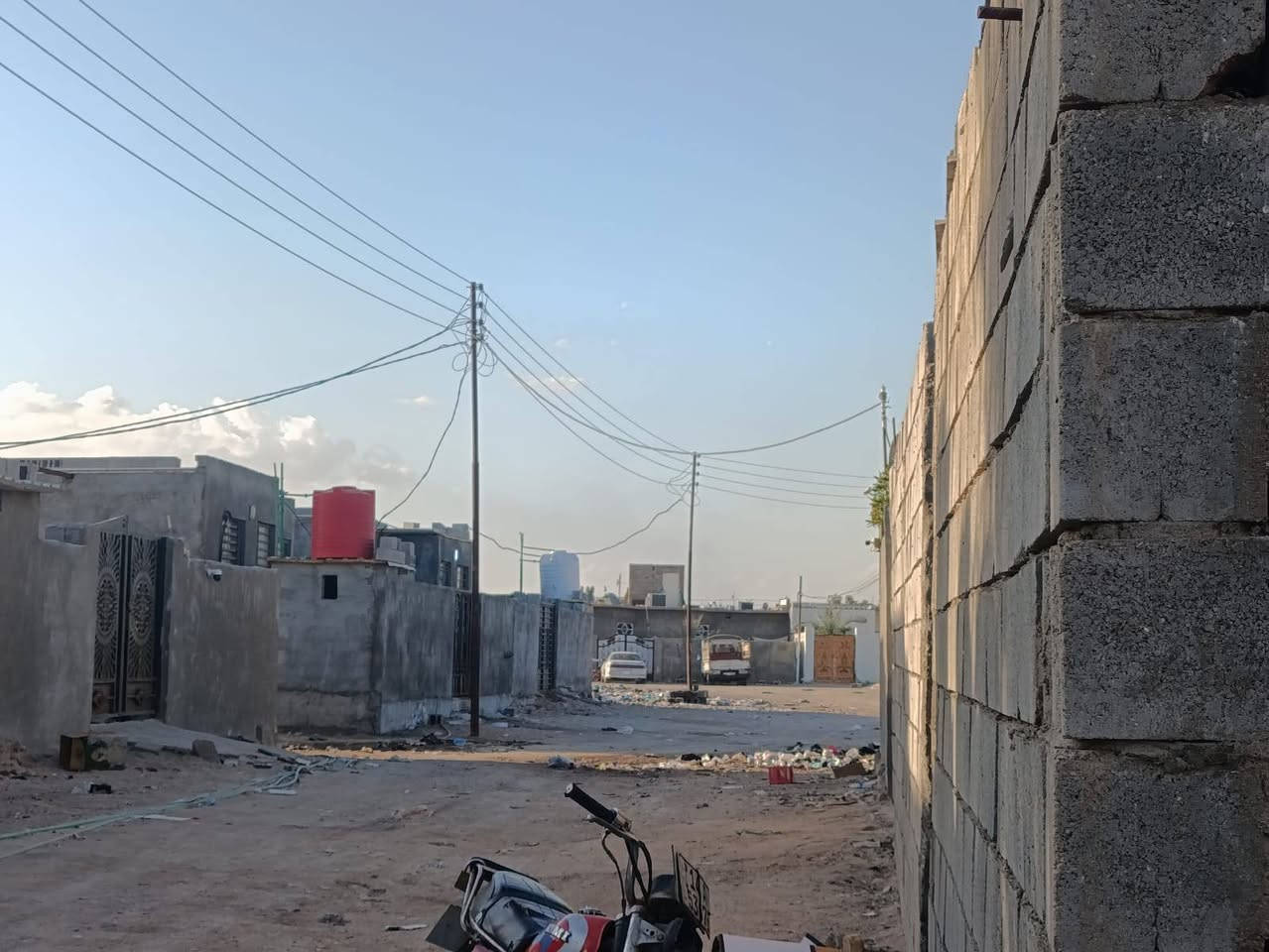 السلام عليكم ورحمة الله وبركاته يوجد لدينا قطعه ارض للبيع المساحه 200 متر نوع العقار عقد زراعي مسيجه بل كامل 
المكان البصره الزبير خلف المعارض السيارات 
السعر 7 مليون رقم الهاتف
0770 907 7251 ابو عباس الزبير, البصرة
