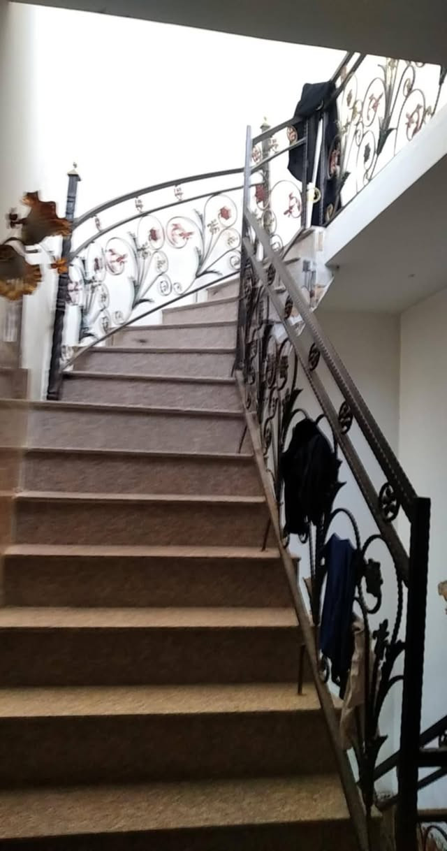 بيت للبيع شارع 80 طريق شريفه الجديد زراعي سند25 المساحه ١٥٠طابقين اربع غرف نوم ومطبخ وهول وصاله وحمام فوك وجوه اي استفسار الاتصال ***********
