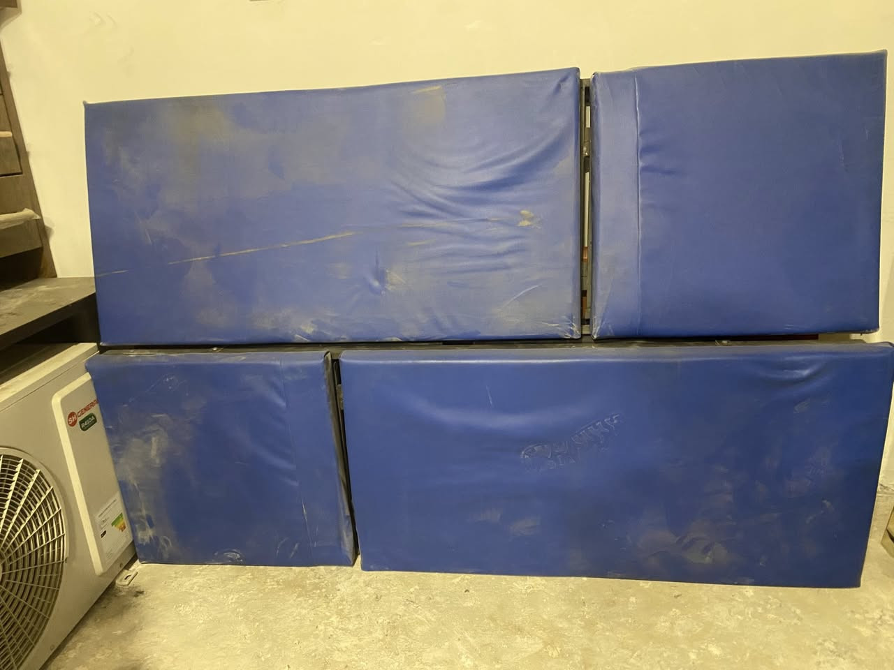 عندي غراض مال مكتب للبيع بحالة نظيفة كلش ومستعملة استعمال خفيف:

🪑 15 كرسي بلاستك  
🪑 15 كرسي جلد  
🪟 3 مبردات  
🛋️ 2 سديات  
🛋️ تخم قنفات كامل  
🪑 5 ميوزات مكتب  
🪑 2 ميوزة طوال مال اجتماع

بغداد – الشعب / حي البساتين  
📞 للاستفسار: ***********  

الغراض نظيفة وكلها جاهزة
