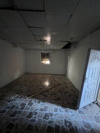 بيت ارضي في محله السوامره يحتوي علا ثلاث غرف نوم وصاله وخدمات وسطح متك...