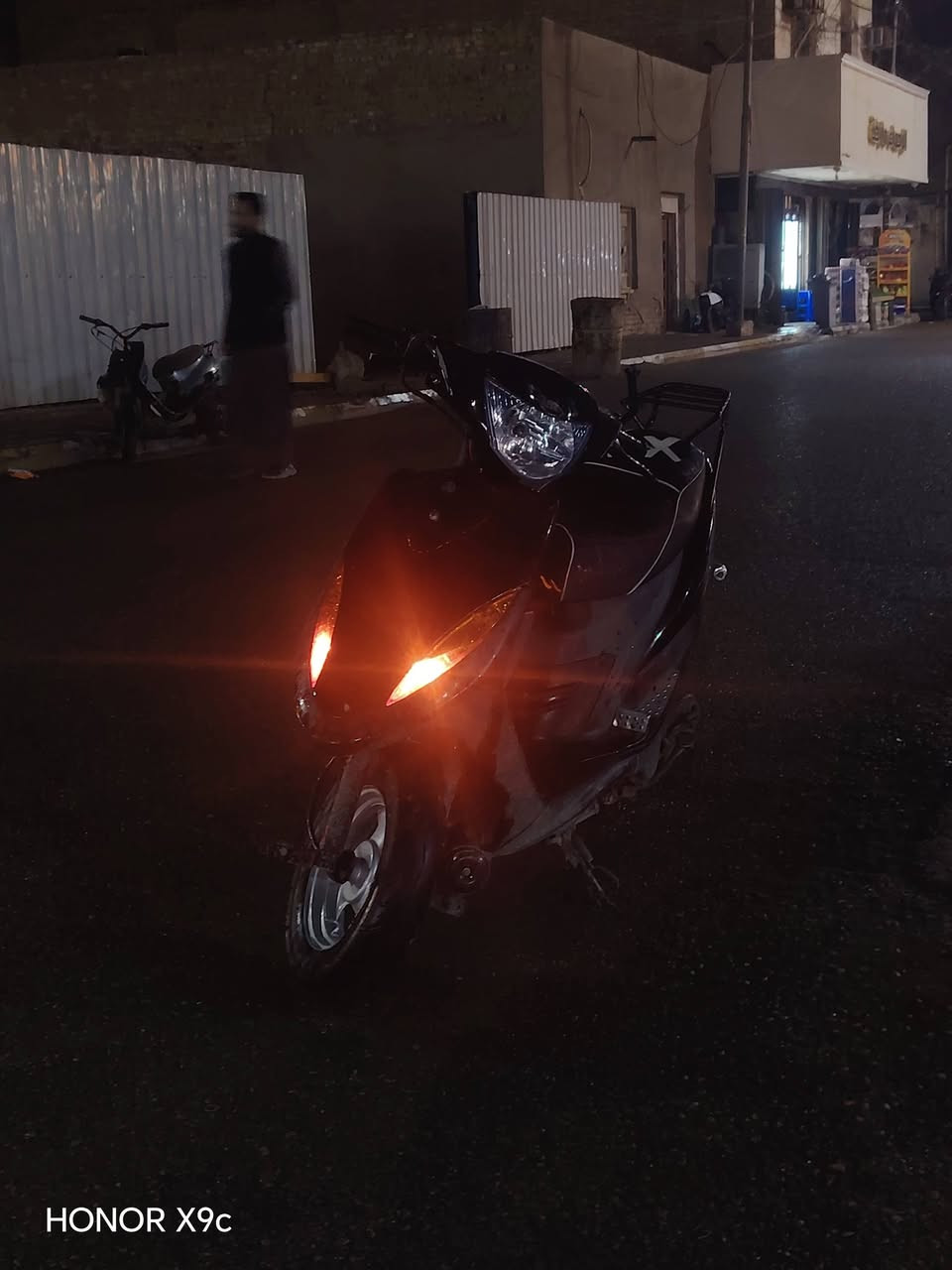 السلام عليكم ماكس عدله للبيع مرتبه ونضيفه معدلها  ادخل ع الفيديو اوشوفه الدراجه كهربايات كلها شغاله بيها زنون قوي كلش من جبتها لهسه الدراجه بس محسن فولها مكينتها نضيفه تخبل كفرات ختم واحد كله سبايدرها موجود سعر 750 وبيها مجال مكاني سماوة الغربي.


**إذا كنت صاحب هذا الإعلان وتريد حذفه لأي سبب، رجاءا أرسل رسالة إلى الدعم الفني**