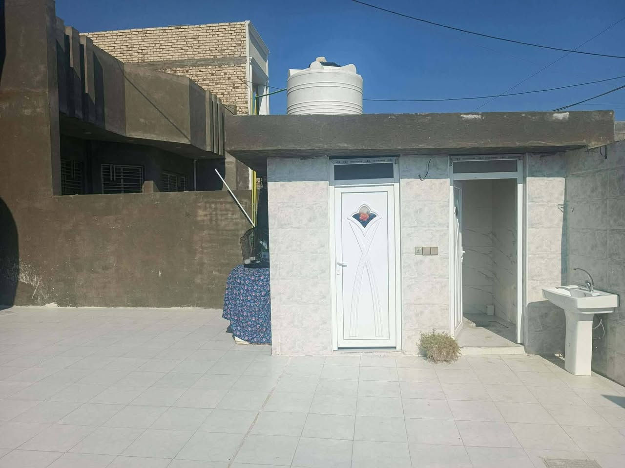 بيت للبيع حديث البناء طابقين سند25تحويل مباشر المساحه 250مترصب كونكريت يتكون من 4أربع
أربع غرف نوم  مطبخ صاله ممرات استقبال سطح شتايكر صحيات داخليه وخارجيه . العنوان على قرب نبيل مدير الناحية ..أو خلف مهدي عاكول دائرة الزراعة .

 السعر 155 مليون بي مجال بسيط للاستفسار مراجعة مكتب حيدر السلطاني شارع البطاوي قرب عارضة الامام ***********.   ***********
