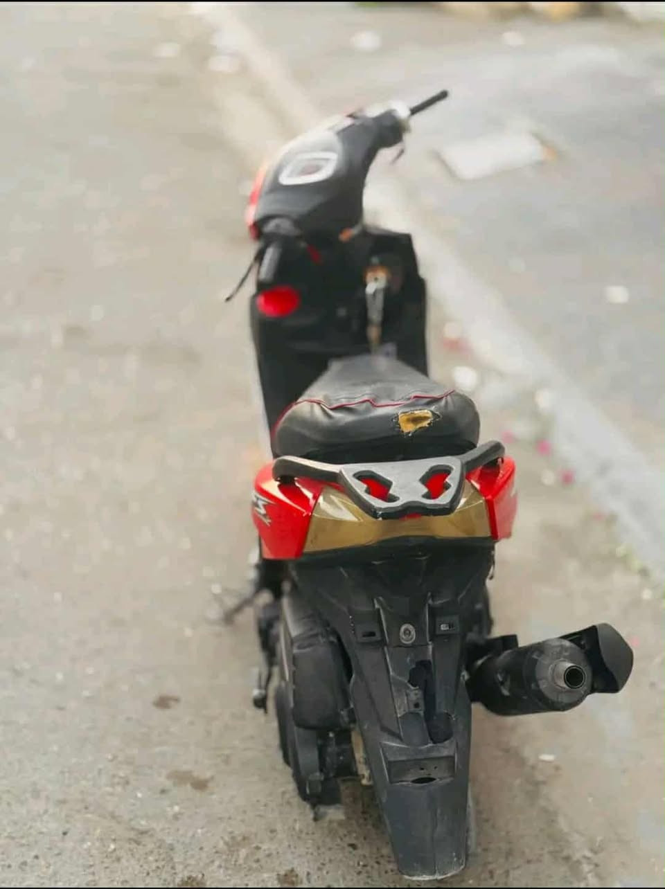 سلام عليكم دراجة للبيع مكينة ما مفتوحة كهربائيات شغالة سعر 300 وبيها مجال مكان  كربلاء حي العباس ***********
