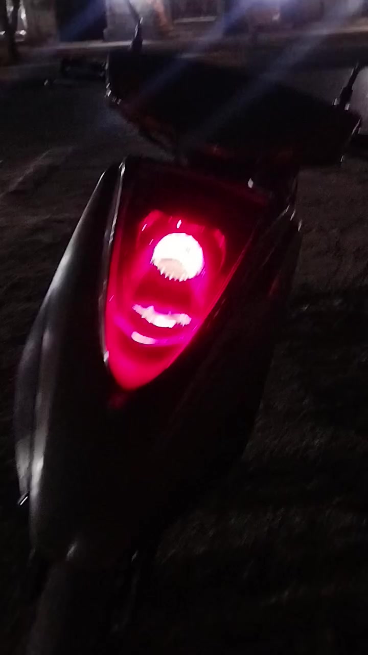 دراجه بريز مال بيت وعلى ايدي مرتبها المازده كلها لون اسود شكل وحش وبيها عدسه لايت فول شوف الفيديو وبيها عين الشيطان ومسويها دبل اشاره محرك خير من الله يعني الدراجه بالنسبه لشكلها ماكو منها بلبريز كلهاا هيه الوحيده فولل الدراجه رايدها ب600 وبيها مجال للطيبين✨***********
