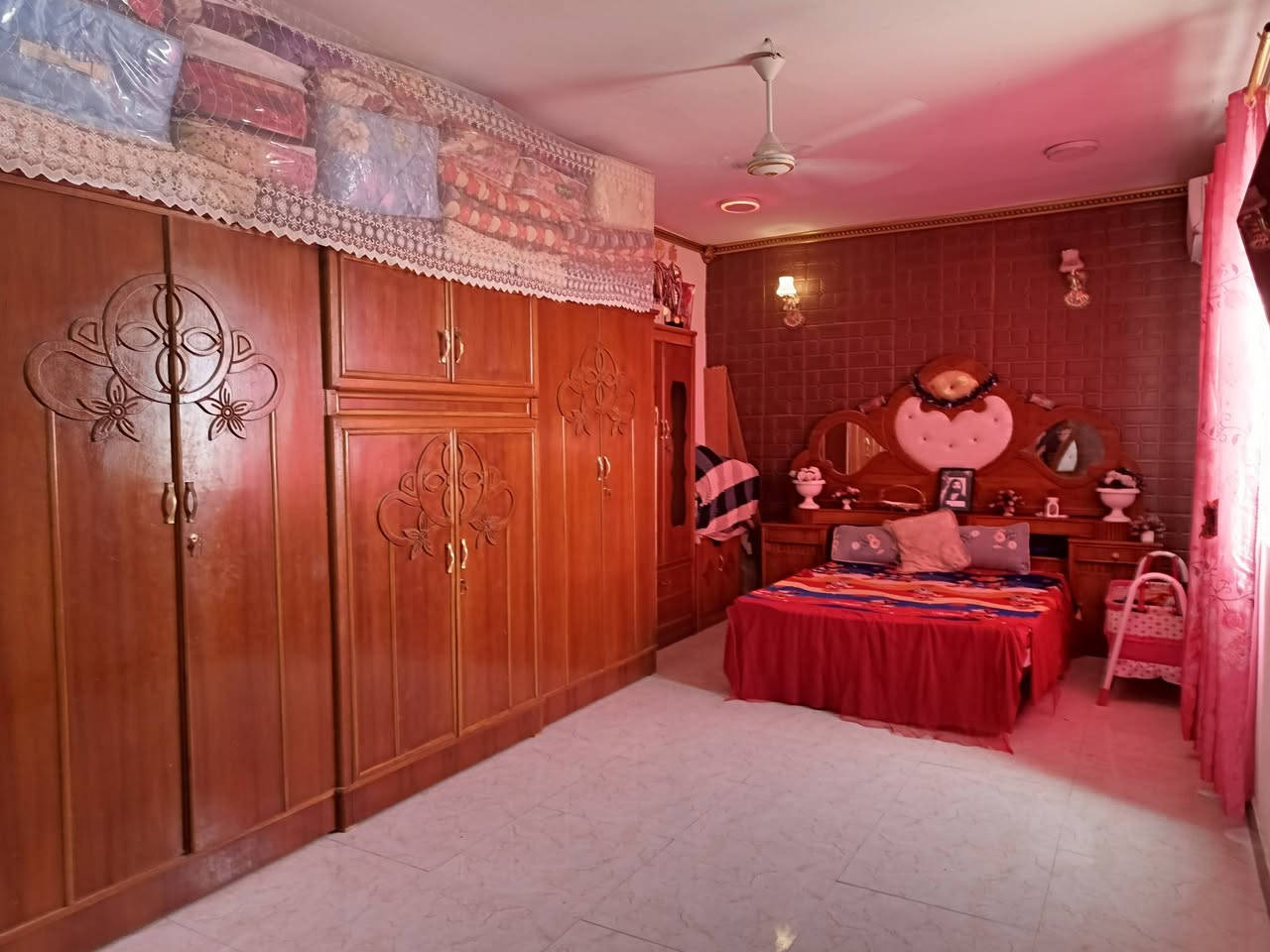 السلام عليكم
بيت للبيع حي الرحمه الأولى قرب الشارع العام قرب مضيف خفاجه مساحه البيت 250 البيت يتكون من ساحه كبيره و استقبال و صاله كبيره وحمام 2  فوق وتحت و مطبخ حار و مطبخ بارد ويتكون من 4 غرف
الاستفسار أكثر الاتصال على الرقم ***********
