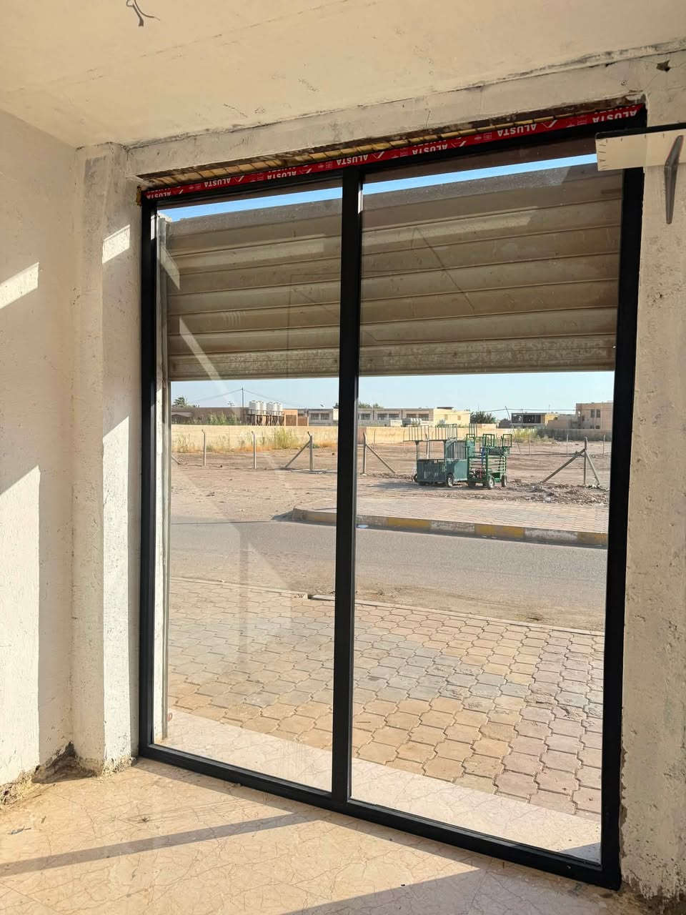 جامخانة للبيع، الارتفاع 3 أمتار والعرض مترين ونص تقريباً.قطعتين السعر: 800 ألف
***********
