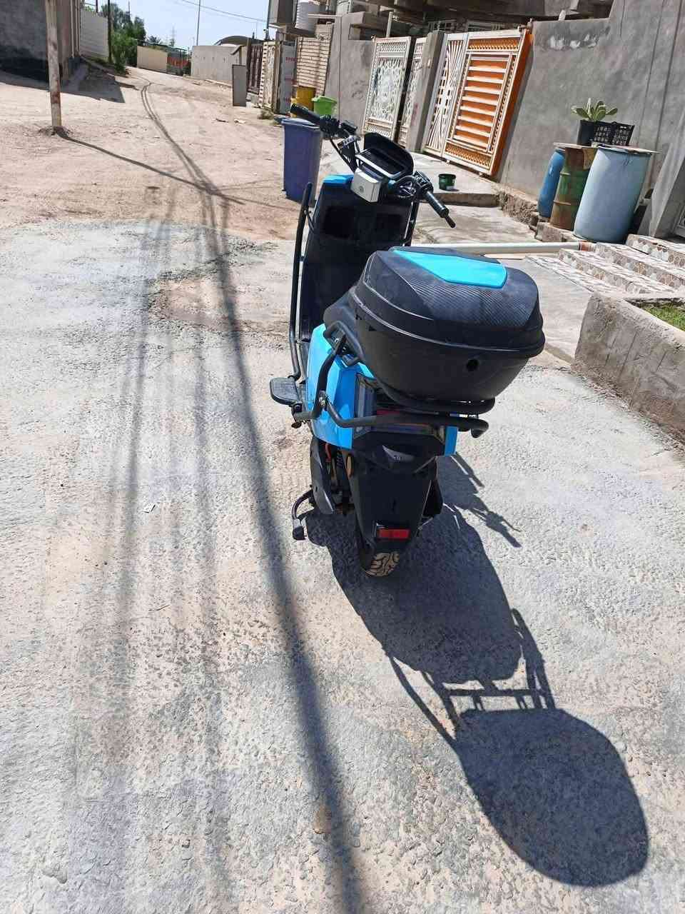 دراجه شحن 🔋⚡تيسلا 🛵
6 بطارية  🪫
يوجد نظام ال R  
لايت طكتين عالي ونصاصي 
يوجد نظام قاطع دوره من الجنطه 🎒
سماعه  بيها 🎧
اشاير يمين يسار 👈👉
دبل اشاره ✌
منفذYsp ⚡
دراجه خير من الله 
بطارية جيدة قبل يومين مبدلهن 
ثلاث نمر بيه 
سرعة 70 🚀
+ بيها حمايه للدرجه درع 
ملف حجم 1200
            السعر 700 قابل للتفاوض         
اي استفسار رقم الهاتف ***********
