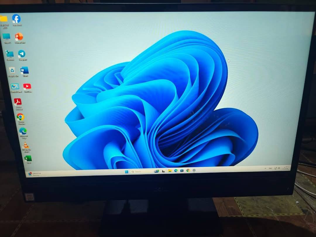 📢 عرض خاص – شاشة لمس All in One من Dell
الكيس والشاشة بجهاز واحد أنيق، يقلل الأسلاك ويجعل المكان منظم ومرتب ✨
🌟 عرض خاص – آخر القطع المتوفرة! 🌟
💰 السعر: بعد الخصم 480 ألف ✅
💰 السعر قبل الخصم: 495 الف ❌

All in One الشاشة لمس  
💻 DELL OptiPlex 5260 – الجيل الثامن

---
🔹 المواصفات:
• 🖥️ المعالج: Intel Core i5-8500 – الجيل الثامن
• 🧠 الرام: 16GB DDR4
• 💾 التخزين: SSD 256GB
• 🖱️ الشاشة: 21.5 بوصة Touch Screen لمس
• 🎨 كرت الشاشة: Intel UHD Graphics 630
• 🪟 النظام: Windows 11 Pro أصلي ومفعّل رسميًا
• ✨ الحالة: نظافة ممتازة جدًا
• 🛡️ الضمان: استبدال لمدة أسبوع

---
🔌 المنافذ (Ports):
• 🔹 6 × USB (منها 2 × USB 3.1 لنقل البيانات بسرعة)
• 🔹 HDMI In & Out (لعرض أو إدخال الصورة من جهاز آخر)
• 🔹 LAN (لربط الإنترنت السلكي)
• 🔹 مدخل سماعة ومايك 3.5mm
• 🔹 قارئ ذاكرة SD Card
• 🔹 DisplayPort

---
⚙️ الاستخدامات:
✅ مثالي للطلاب والموظفين والأعمال المكتبية
✅ التصميم الخفيف والمونتاج البسيط
✅ مشاهدة الفيديوهات والتعلم عبر الإنترنت
✅ تجربة شاشة لمس مريحة وسريعة

---
🚗 يتوفر توصيل لجميع محافظات العراق
---
📞 للحجز أو الاستفسار:
📱 اتصال: ***********
📱 واتساب: ***********
