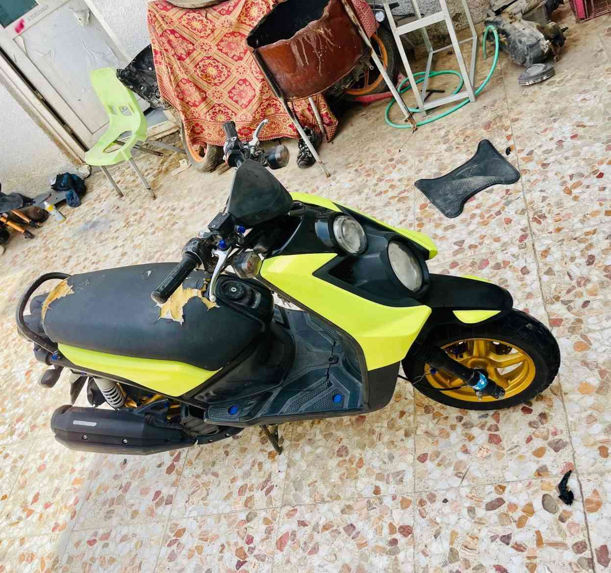 ((الدراجه مغلفه لونه الاصلي ابيض )) سكنز جبلي نوزل بلادي برغي ممفتوح بيه لا خربطه لا تئخير وكله على البلاد دهن كله موتل وبانزين محسن ما نقصه برغي المكان حله السعر مليون ***********

