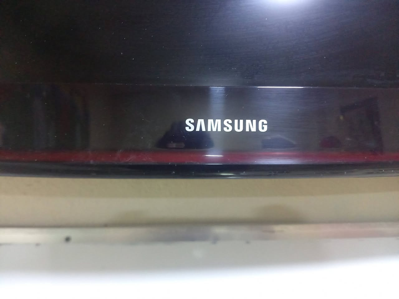 سلام عليكم شاشه  هذا المنتج هو تلفزيون سامسونج (Samsung TV) ذو شاشة مقاس 32 بوصة.
الطراز: LA32D400E1.
رمز الطراز: LA32D400E1XTW.
استهلاك الطاقة: 110 واط (AC100-240V 50/60Hz).
بلد الصنع: ماليزيا.

ملاحظة شاشه مستخدمه قليل فقط بيه عطل في منفذ  HD  السعر 70 وبيها مجال اتصال على هذا الرقم *********** ويوجد واتس اب
