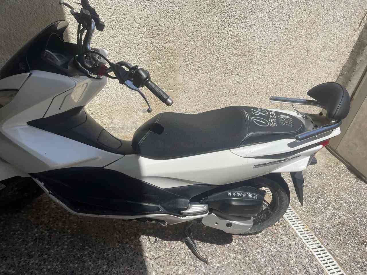 السلام عليكم 

*للبيع – دراجة PCX الجيل الثاني*

- *النوع*: PCX ياباني جيل ثاني
- *الحالة*: مكفولة ونظيفة
- *السعر*: 1,800,000 دينار عراقي وقابل للتفاوض للجادين فقط
- *ملاحظات*: دراجة جاهزة، ما تحتاج أي تصليح

للاستفسار والاتصال: [***********]  
المعاينة: [بغداد/مدينة الصدر]
