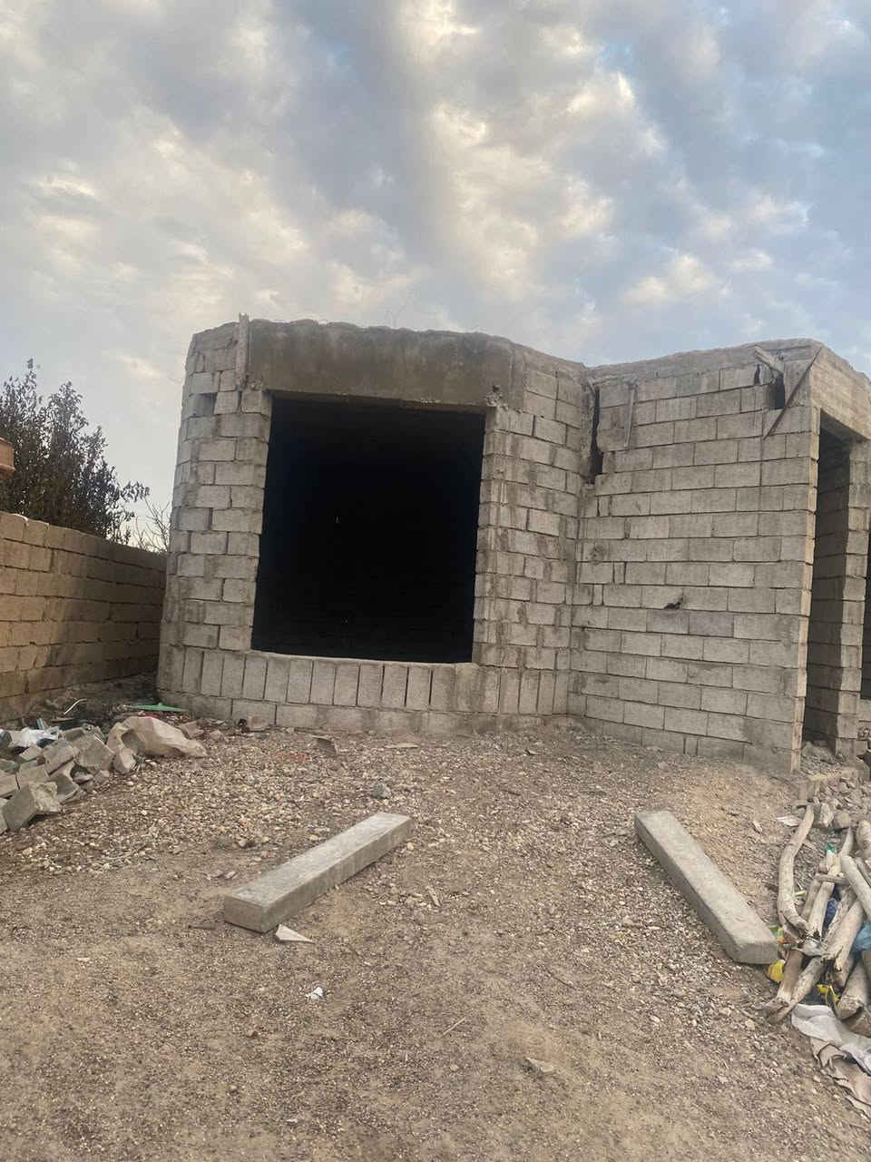 السلام عليكم هيكل مصبوب للبيع غرفتين نوم وصاله ومطبخ وديوان وصحيات  داخليه القطعه 500 مسيجه بلوك كامل واصل كهرباء ومي وشارع تبليط العلم دبي قريب مدرسه عبدالله جباره 
السعر 17مليون 
يرهم مراوس بسياره 

***********
***********
