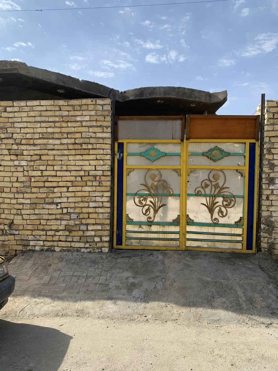 السلام عليكم بيت بحي الكوفه شارع المخازن ثاني بيت عشارع  مساحه 104 الوجه 8 ونزال 13 بي  ستقبال وغرفتين ومطبخ السعر 75 الشراي يجي يشوف ***********
