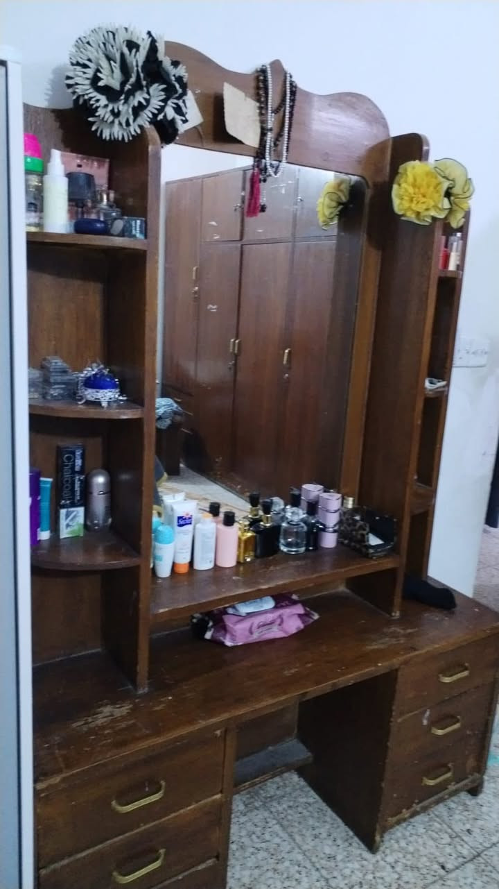 غرفه اخشاب وبعد بيه زاويه تعليك وليس باب نظيفه جدا ما بيه اي خلل سبب بيعه الانتقال الغير بيت اصغر الا هيه كولشي مابيه نظيفه تماما
سعره 300  الف وبيه مجال شويه
(العنوان بغداد الدوره)
اي شخص يريده يراسلني خاص انطي رقم صاحب الغراض


**إذا كنت صاحب هذا الإعلان وتريد حذفه لأي سبب، رجاءا أرسل رسالة إلى الدعم الفني**