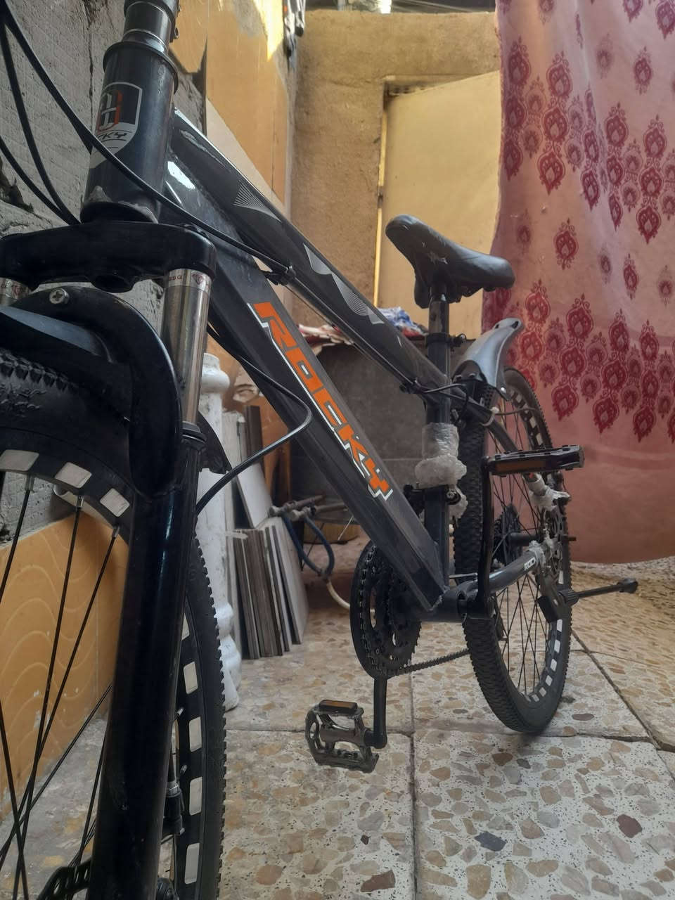 جديد استخدام قليل فتحته من الكارتون
ويل الخلفي بي عواج ماعرف شنو سببه بس اعتقد يتعدل بسيط يعني خلي سعرك وبالعافية مكاني مدينة الصدر  ..
*********** علي 
متواجد واتساب وخاص
