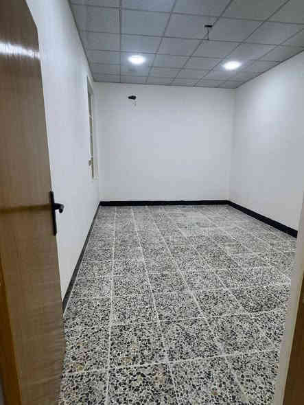 السلام عليكم دار للبيع مساحة ٢٠٠متر خلف التجاري البناء طابوك اساس وسطح كونكريت بناء جديد  تبليط 10متر طابو زراعي سند ٢٥  يحتوي على غرفتين وصاله واستقبال ومطبخ وصحيات مجموعتين الموقع نجف كوفه شارع المعمل قرب جامع الخزاعل السعر 100مليون مع المجال  للاستفسار الاتصال على الارقام التاليه***********
        ***********
