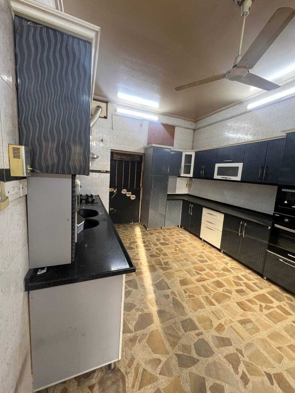 🏛️ بيت تجاري للايجار  🏛️
في الساعي بناء حديث موقع ممتاز

يحتوي خمس غرف منام صاله مطبخ

صحيات استقبال كراج مساحه 300 متر

يصلح لكافة الانشطة التجارية

سعر الايجار مليونين ونص 
***********
