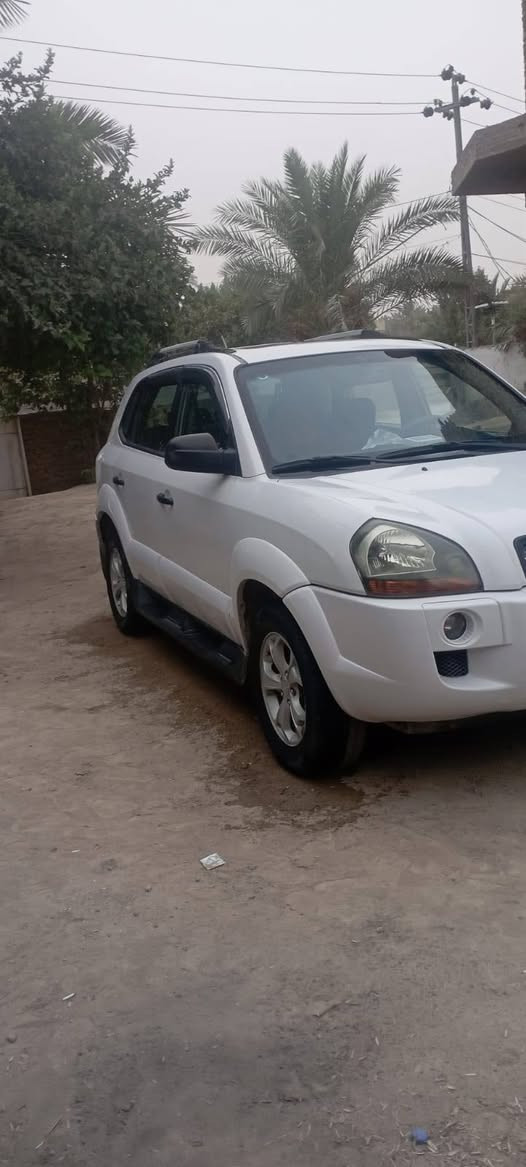 السلام عليكم اخوان توسان للبيع 2009 محرك اربعه سلندر سياره جديده جدا وادامه كامله ترايك وين مايعجبك صبغ بالصفحه وشويه بالقماره أثر صفار وشخوط كفاله من الضربه والفتح اي قطعه برغي مامفتوح بيهه رش خارجي وكلير تجميل فقط سعر105 رقم واسط مميز دولي *********** بالحله وكل الهله بيكم
