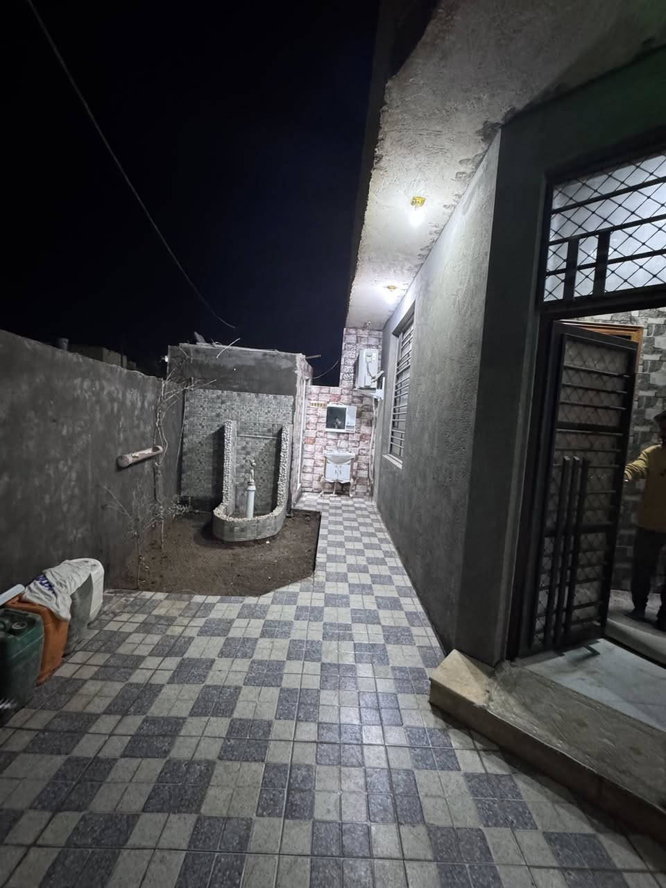 بسم الله 🤲

بيت بناء 2024✅
المساحة200m
البيت لعابة اخوان وبسعر البلاش 
بيت حديث كونكريت طابقين 
الطابق الارضي بيه
 (غرفتين + صالة جبيرة + مطبخ جبير + استقبال 6*4)
الطابق الثاني غرفة وصالة صغيرة وصحيات + ساحة چبيرة 
شسولفلكم مقصر البيت فدشي تعال وشوف 
البيت زراعي بيه وصل تطويب 
(منطقة مفروزة وخدمات واصلتله جاي يشتغلون كهرباء ومجاري وعن قريب التبليط )
حي السبل شارع الاول مال المدخل يم الصالون

السعر 🔥
115  سعرة بلاش مال محتاج 
***********
