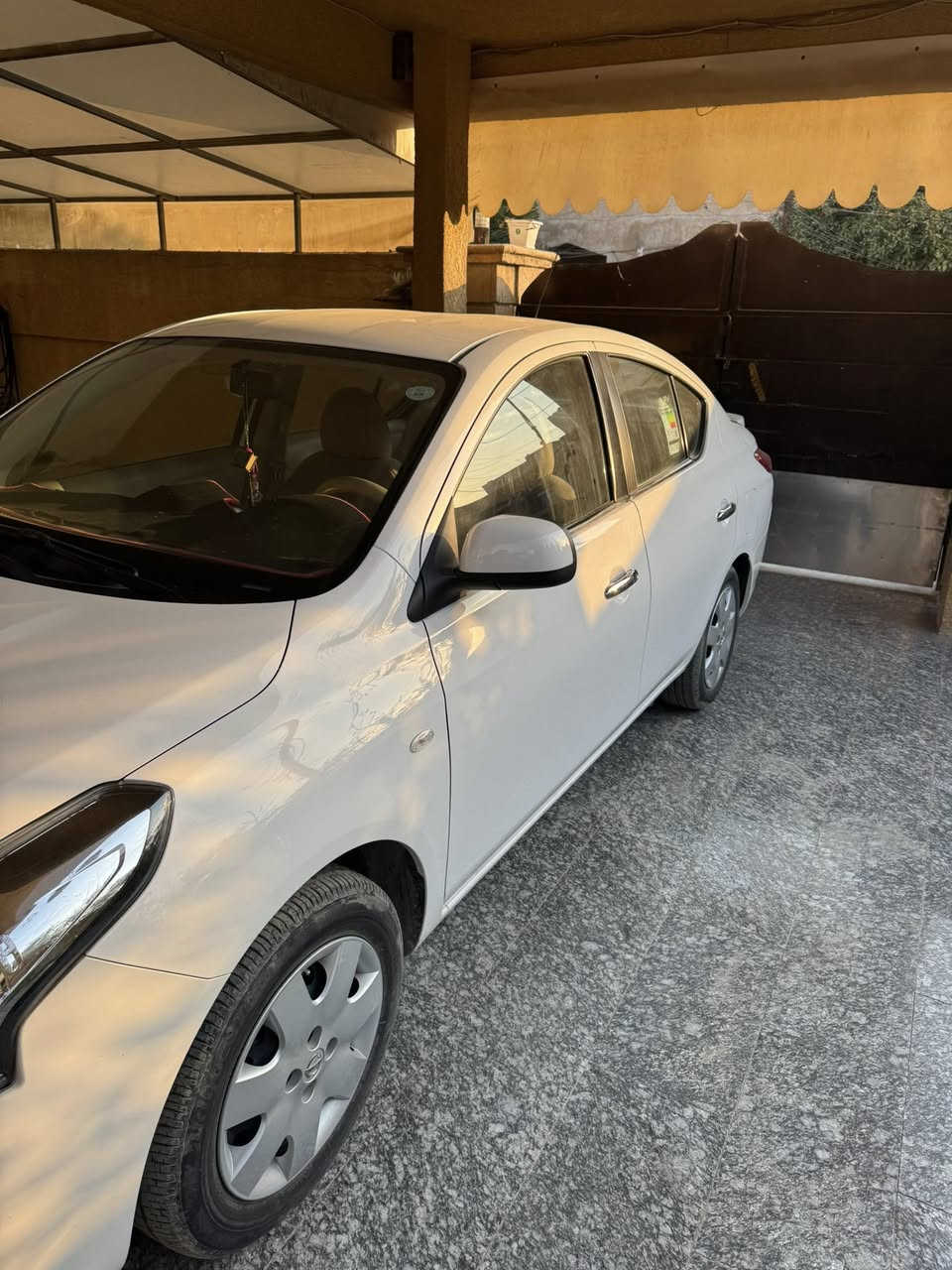 السلام عليكم 
للبيع نيسان سني هندي موديل 2022 
ماشية 17 الف فقط 
يعني سيارة جديدة جداً برغي ممفتوح بيهة كلهة عالبلاد
بس ماعدا طخة بالصندوق الخلفي جداً بسيطة كما موضح بالصور
السعر:124 ورقة بيهة مجال بسيط جداً
للاستفسار على الرقم ***********
