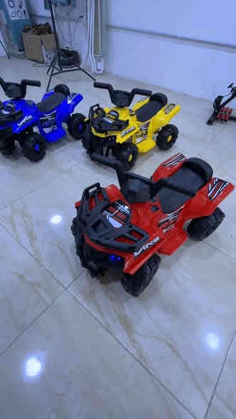 مركبة أطفال كهربائية رباعية الدفع
٥٨ الف
***********
الاستخدامات

مناسبة للأطفال للّعب داخل المنزل أو في الحدائق والساحات الخارجية.

تساعد على تطوير مهارات التوازن والتوجيه لدى الطفل.

مثالية كهدية مميزة للأطفال بين 3 – 5 سنوات.

يمكن استخدامها للركوب اليومي، الرحلات العائلية أو جلسات اللعب الجماعي.

المميزات

محرك كهربائي قوي يمنح الطفل قيادة سلسة.

بطارية قابلة للشحن (حسب الصور: بطارية داخلية مع شاحن خارجي).

مفتاح تشغيل + مفتاح أماميخلفي للتحكم بالاتجاه.

مؤثرات صوتية وموسيقى مدمجة لزيادة متعة الطفل.

تصميم رياضي يشبه سيارات الـATV رباعية الدفع.

مقعد مريح مع سطح مانع للانزلاق.

عجلات عريضة توفر ثباتًا ممتازًا على الأسطح المختلفة.

هيكل بلاستيك عالي المتانة ومقاوم للصدمات.

يتحمل وزن الطفل ويمنحه وضعية جلوس آمنة.

الألوان المتوفرة: أحمر – أصفر – أزرق.

الوزن الإجمالي للكارتون: 5.5 كغم

الوزن الصافي: 4.5 كغم

محتويات الصندوق

المركبة (غير مجمّعة – تجميع بسيط).

مقود القيادة.

المقعد.

العجلات الأمامية والخلفية.

براغي التثبيت.

شاحن البطارية.

سكروب (مفك) خاص للتجميع.

دليل الاستخدام والتركيب.

الملاحظات

العمر المناسب: 3 سنوات وما فوق.

يجب شحن البطارية 6–8 ساعات قبل الاستخدام الأول.

يجب أن يتم التجميع تحت إشراف شخص بالغ.

لا تُستخدم في الطرق العامة، مخصّصة للّعب فقط.

قياس الكارتون:

طول 69 سم – عرض 39 سم – ارتفاع 29 سم.

تجنّب ملامسة الماء المباشر لحماية الدائرة الكهربائية.
