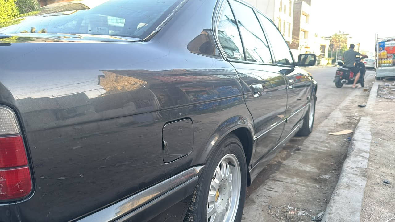 السلام عليكم بي ام 535 كير اوتو  سيارة كاعده فول كشن كهرباء بيها نقص بس تبريد تخم تايرالسعر  $55رقم بغداد الاتصال ***********
