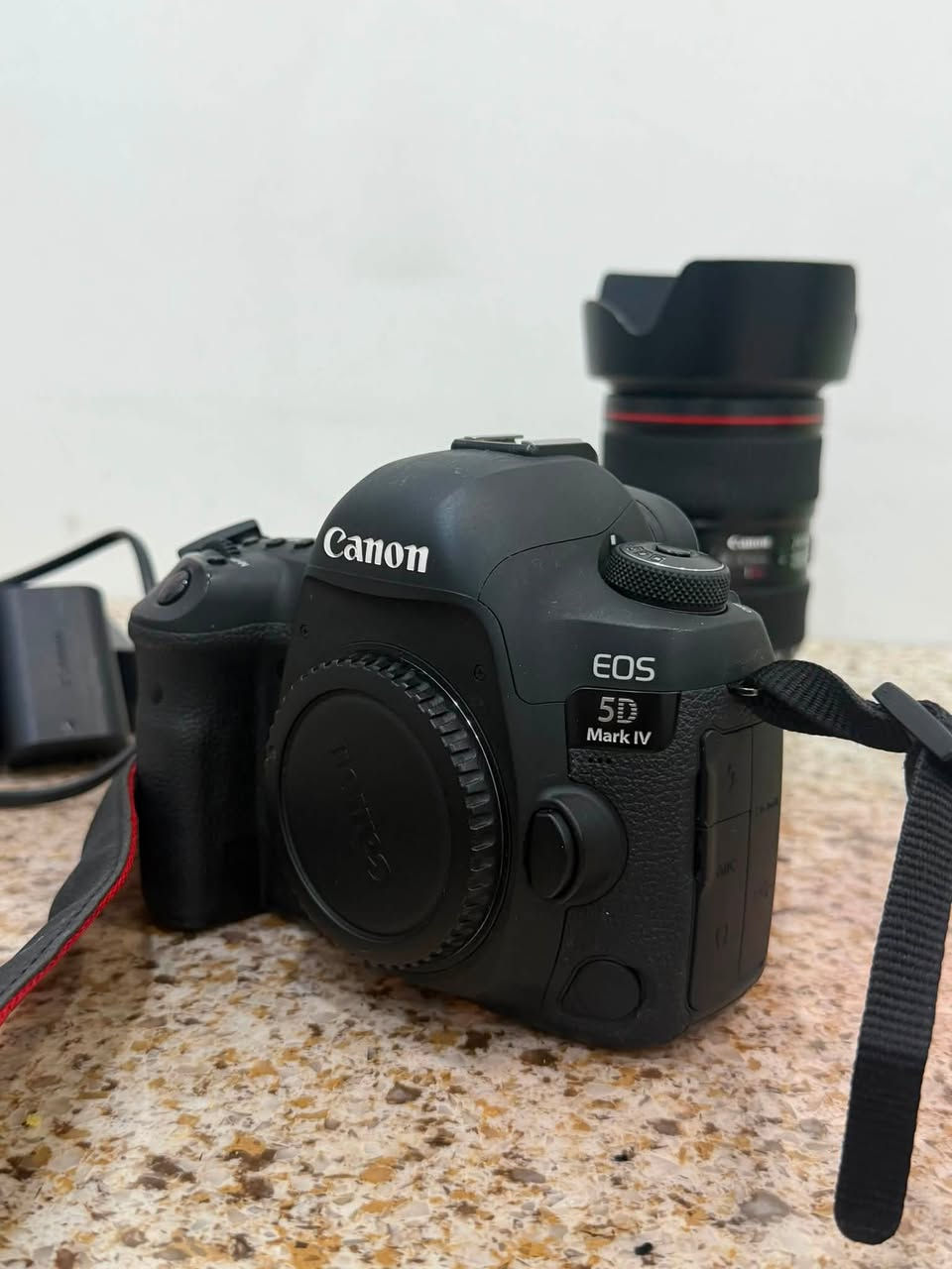 📸 للبيع Canon EOS 5D Mark IV

كامرة احترافية بحالة ممتازة، مناسبة لتصوير الإعلانات، الأعراس، البورتريه، والفيديو.

المواصفات:
✅ فل فريم (Full Frame)
✅ دقة 30.4 ميكابكسل
✅ تصوير فيديو 4K و Full HD
✅ نظام Dual Pixel Autofocus سريع ودقيق
✅ تصوير متواصل 7 صور بالثانية
✅ شاشة لمس 3.2 إنج
✅ واي فاي + GPS مدمج
✅ تدعم عدسات Canon EF (Canon USA)

السعر : مليون و700 الف 
📍 الموقع: بغداد

للاستفسار والتواصل:
📞 ***********

الجاد فقط يراسل، وحياكم الله.
