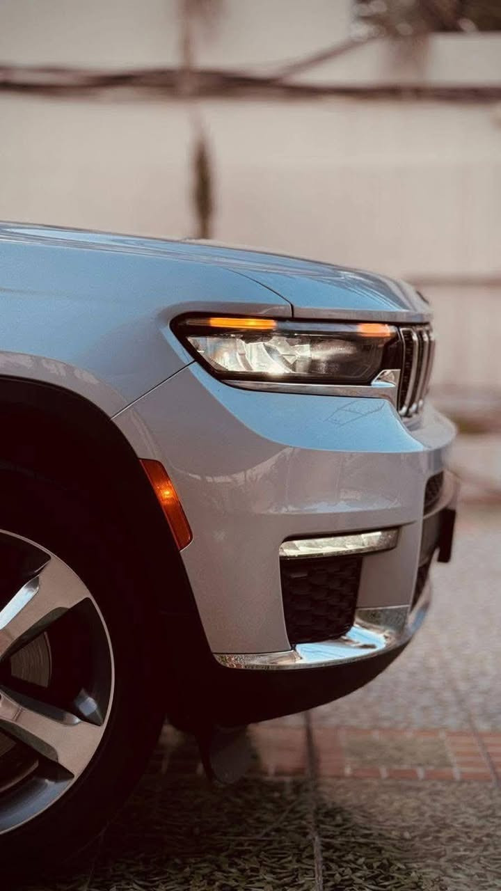 سلام عليكم 👋👋🔥بسعر مرتب
جيب كراند شيروكي L👍
موديل 2021🔥
مواصفات limited 4x4 🔥🔥فوللل فوللل
داخل جلد أسود كراسي منفصل vip 
ماشية 60 الف مايل 
حادث خفيف 
بدون ايرباك 
رادارات كهربائيات كثير محرك بشرط
للتواصل
***********اخوكم حارث العزاوي
