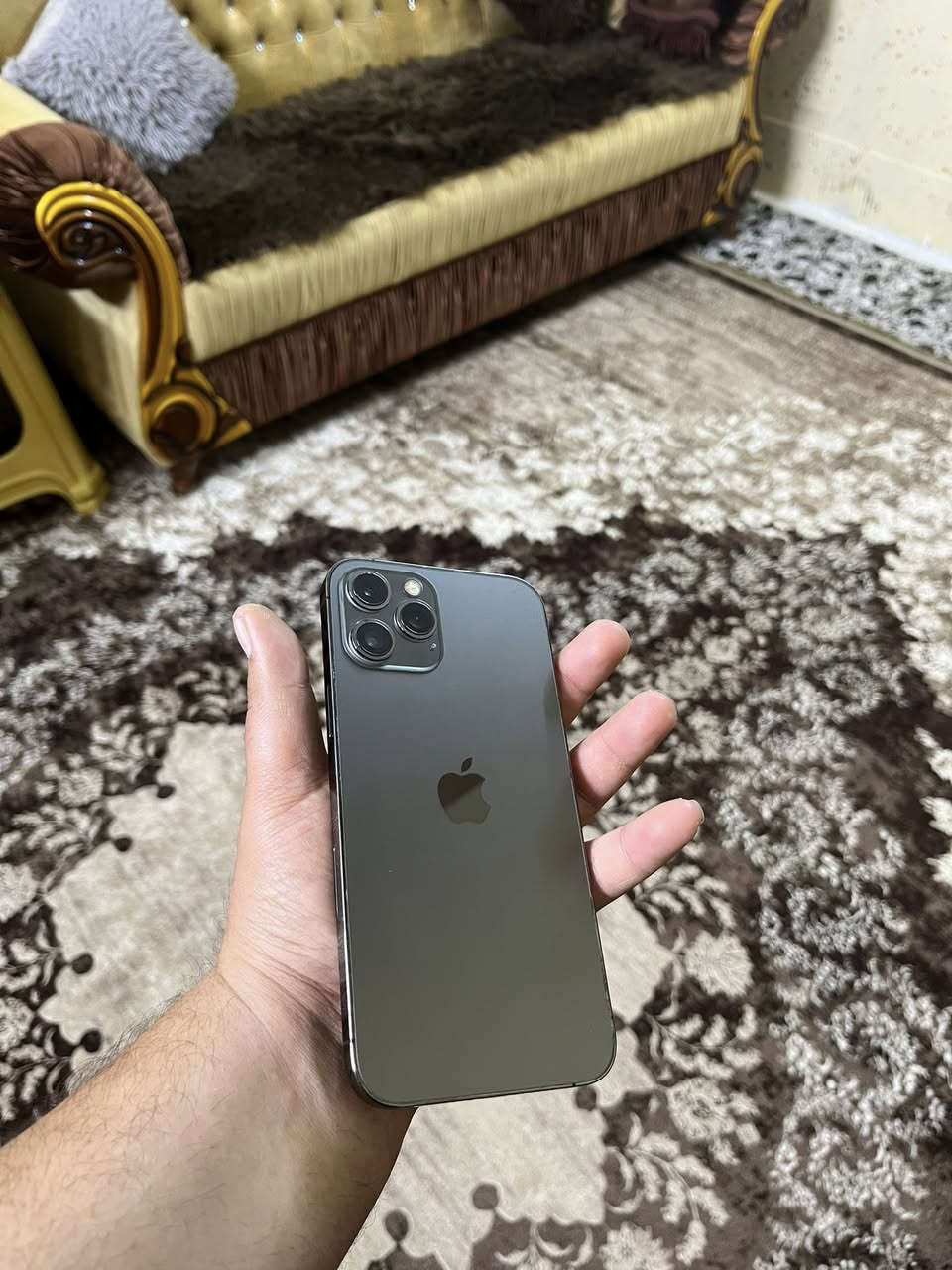 ايفون 12 برو ماكس نضيف كلش للبيع او مراوس ب ايفون فقط :- 
لون نفطي مميز ✅
ذاكره 256 ✅
بطاريه 100 مستبدله اصلي ✅
شاصيه مكفول من الزلع والشخط ✅
فيس ايدي شغال ✅
شاشه  3 خيارات مستبدله مال وكاله حالها حال الاصلي كلش مرتبه فقطط باقي الجهاز كله بلادي وعله وضع الشركه نضيف ومرتب السعر 325 
العنوان بغداد قريب عل كاضميه او باب معضم (( الصبح )) 
*********** متواجد واتساب ورصيد فقط غير متواجد عل فيس
