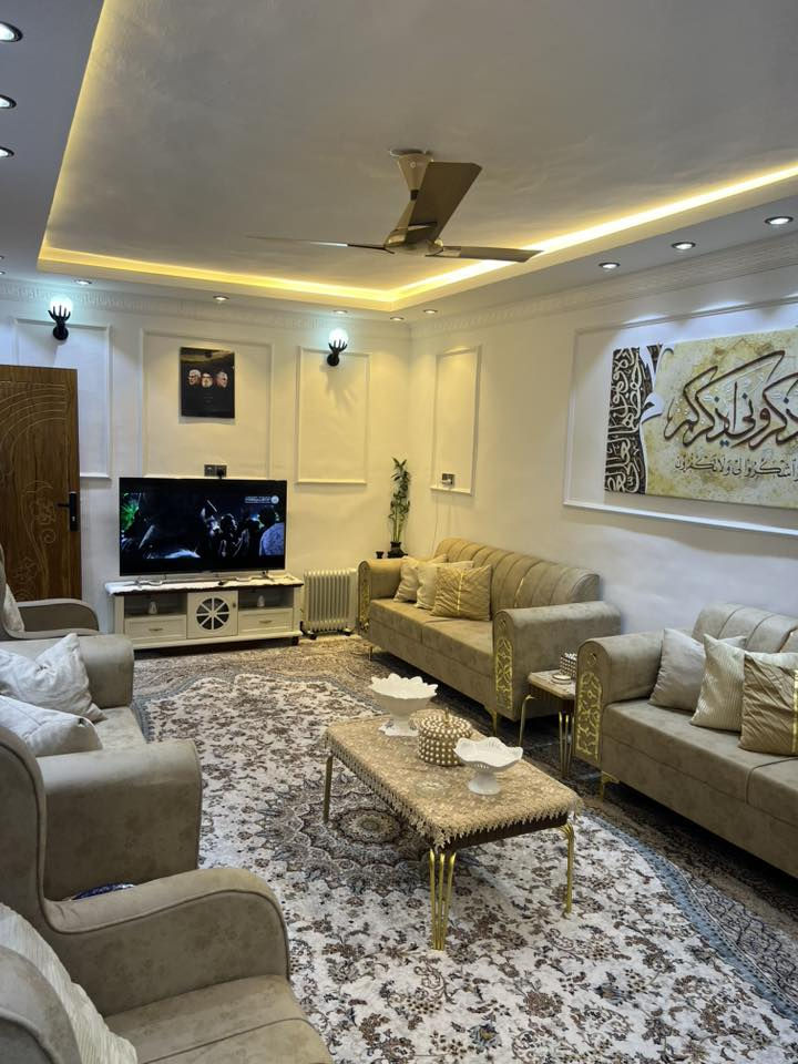 بيت 170م  طابو صرف المنصورية خلف صيدلية ادم قريب على الشارع العام خدمات كاملة مجاري وتبليط يحتوي الدار على 
-استقبال 
-صالة
-ثلاث غرف نوم
-مطبخ 
-حمامات داخلية وخارجية
-طارمة كبيرة 
-الواجهه10والنزال 17
-البيت كونكريت صب طابق واحد (البيت باسمي )
-(لاستفسار *********** )
