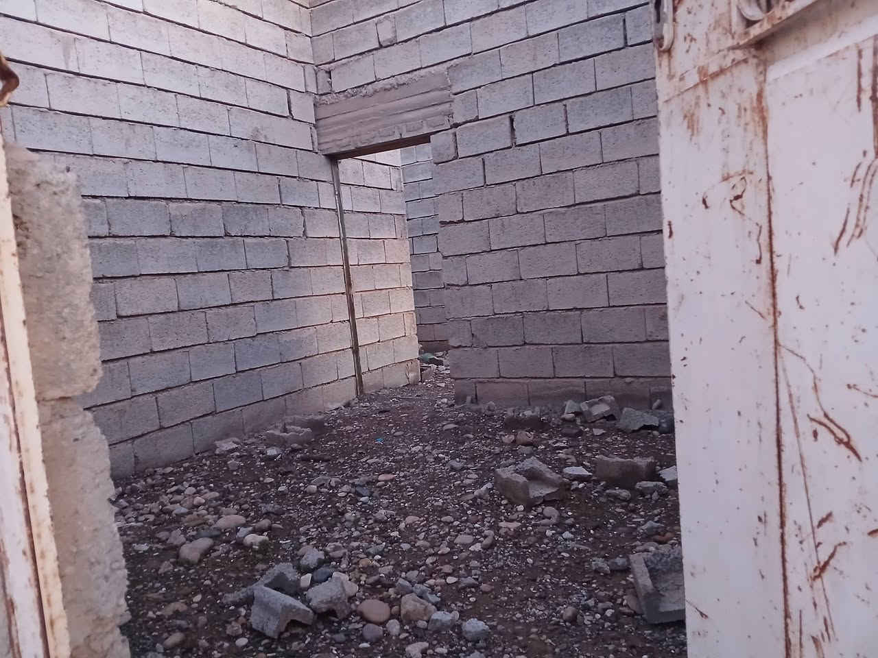 للبيع مشتملات عدد ثنين في حي الجامعه  مساحة الأرض ٥٠٠ متر بناء واصل للصب كل مشتمل يحتوي علا غرفتين ممر ومطبخ وربعه صحيات للإستفسار *********** ***********
