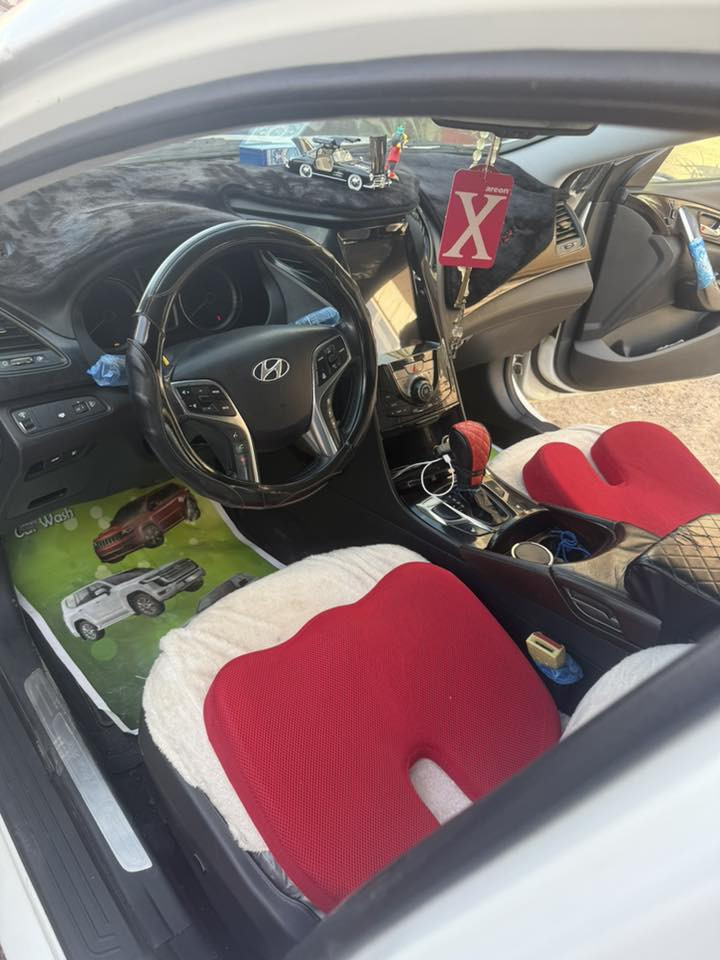 السلام عليكم  هونداي ازيرا للبيع 
موديل 12
فول مواصفات بنروما 
محرك 6
تدفئه كشنات 
تحكم ستيرن
كشنات جلد
كشهنات كهربائية
مري شفت 
لايت زنون 
دخول ذكي
بردات خلفيه
شاشه كاربلي
السياره فول للخير 
مكفوله من الصبغ والضربه والتبديل بيها بارد اصبع وموجود بالسونار
رقم بغداد باسمي 
وتجي تشوف بعينك والسياره احلى من الصور وتحويل ثاني يوم 
السعر 137 وبيها مجال 
***********
