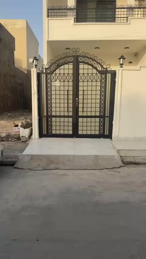 #دا ر للبیع🏠موقع ممیز قریب من شارع العام وجامع والمدارس
#نوع_الملك :-  طابو ملك صرف
#المساحة :- 100متر 
#الواجه ..5×20
#نوع #العقار :- دار سکن  طابقین طابق اول یتكون من الاستقبال +مطبخ وهول + غرفةنوم + صحیات)طابق ثاني یتكون من غرفة نوم + هول + صحیات)
#الموقع.. حي الاسرة والمفقودین مقابل مدرسة رواد 
#السعر :-125ملیون مع الاثاث
#للأستفسار الأتصال على الارقام التالية :-
***********  واتساب
نستقبل جميع العروض السكنيه والتجاريه بكافة مناطق كركوك الثقه والمصداقيه شعارها وبأشراف قانوني ومحامي مختص في اجراءات نقل الملكيه  مراسلتنا عبر { وتساب  } 
أو مراجعة #مكتب #خيرات المدينة 2 للعقارات والمقاولات 
 {  #نتشرف #بزيارتكم }
