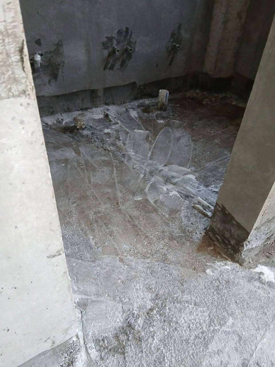 سلام عليكم
اني اشتغل عزل الأصطح وحمامات ومسابح 

وصبغرقم الهاتف ***********
