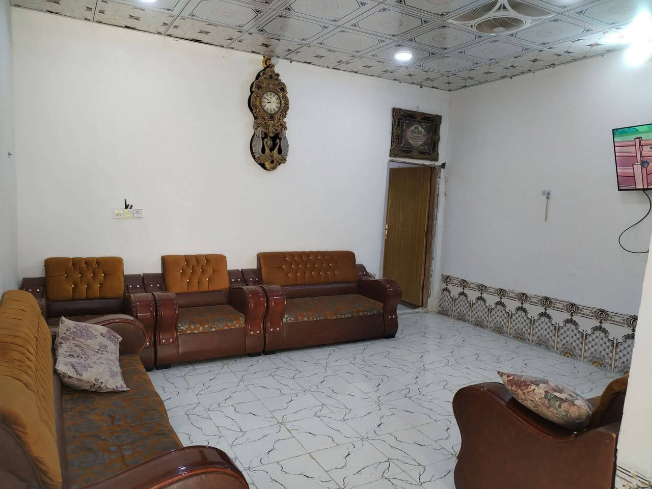 يالله اسلام عليكم متوفر بيت 100م طريق نجف كربلاء خلف الحسينيات مباشر يرهم سگن او حسينيه جميع الخدمات متوفره ماء كهرباء تبليط لباب لبيت يتكون البيت من غرفة نوم وصاله ومطبخ وطارمه 10متر البيت جاهز مجهز من سيراميك بورسلين كهربائيات تأسيس ماء يعني ماعليك بس تجي وتسكن سعر لبيع مستعجل علي 21وبي مجال قليل للشراي ***********
