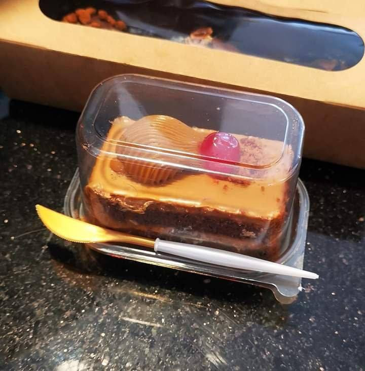 بوكسات عصير وقطع كيك متوفر بعدة أشكال مع شوكات 
ملاحظه فقط علب بدون كيك


**إذا كنت صاحب هذا الإعلان وتريد حذفه لأي سبب، رجاءا أرسل رسالة إلى الدعم الفني**