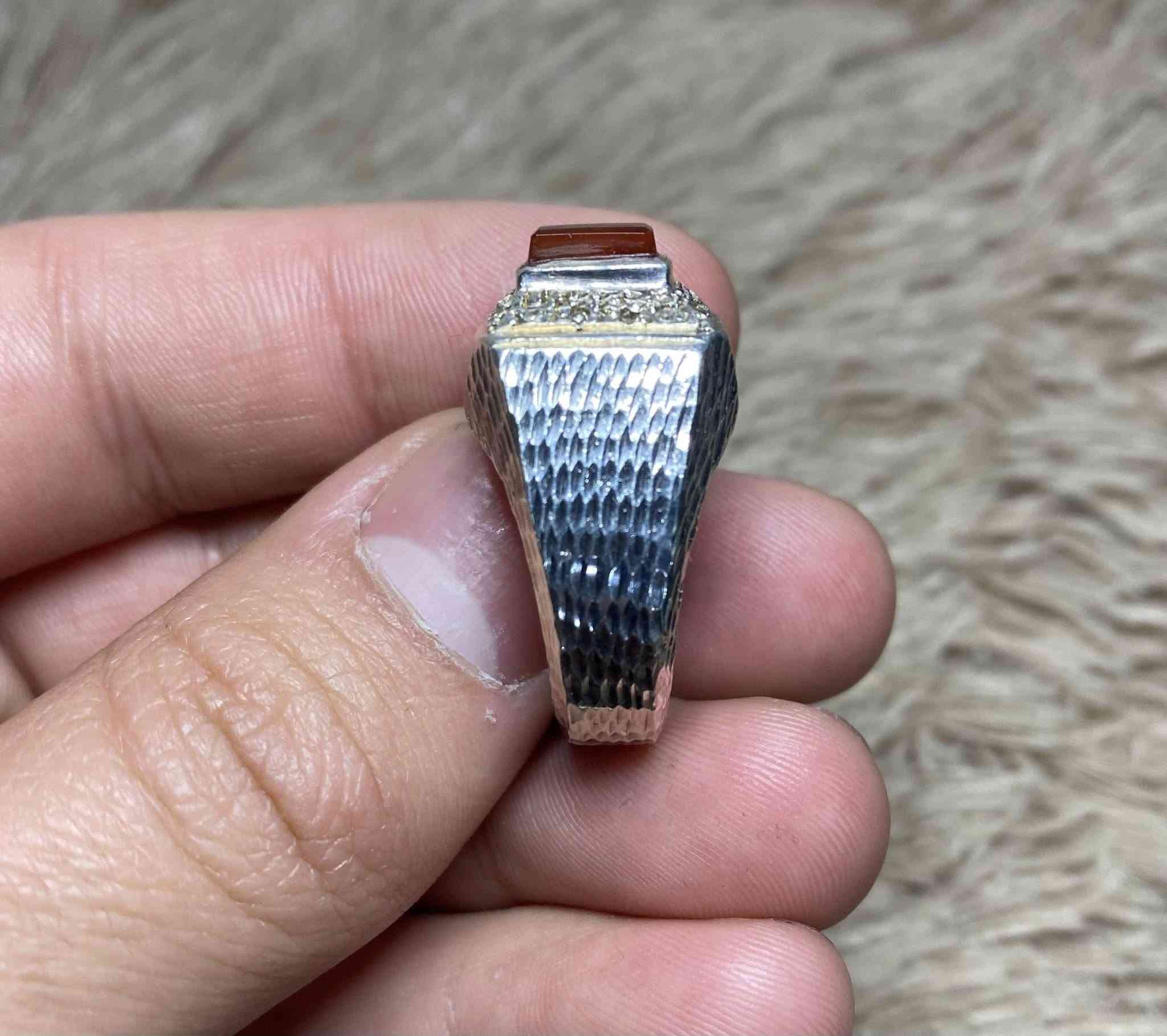 سلام عليكم عقيق يماني مطعم بالماس فضة صب ثقيل
قياس الخاتم (21) للبيع يوجد توصيل ***********
