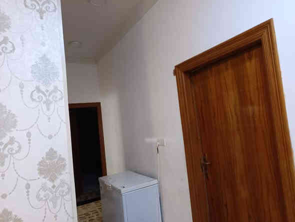 بيت معرفي المساحة 120 متر يحتوي على غرفتين وديوانية وهول كبير مع المطبخ مع مناور عدد /2 بيت بناء جديد المكان التحسينية السعر 85مليون بي مجال قليل ***********
