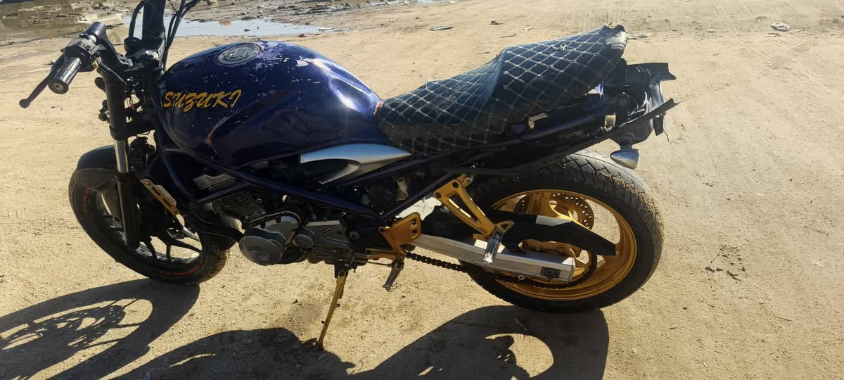 🔥 للبيع دراجة 🔥
🏍️ النوع: سوزوكي SV650
📅 الموديل: 2003 – 2005 
🔧 المواصفات:
محرك 650 سي سي V-Twin قوي
قير 6 سرعات
تبريد ماء
عزم قوي وسحب ممتاز 
دراجة بيها حادث خفيف بلتانكي اثر الحادث حتركت الضفيرة مالتها الدراجة كلشي مابيها المحرك ما مفتوح برغي بي   كهربائيات كلها شغالة بس الضفيرة ومحتركة ابيع كومة حديد 
رايدها ب 750  ..الف شراي راسلني وتساب مو شراي وتعامل لا اتعبني *********** مكاني البصرة الزبير
الدراجة گلك مكفولة من السرقة
