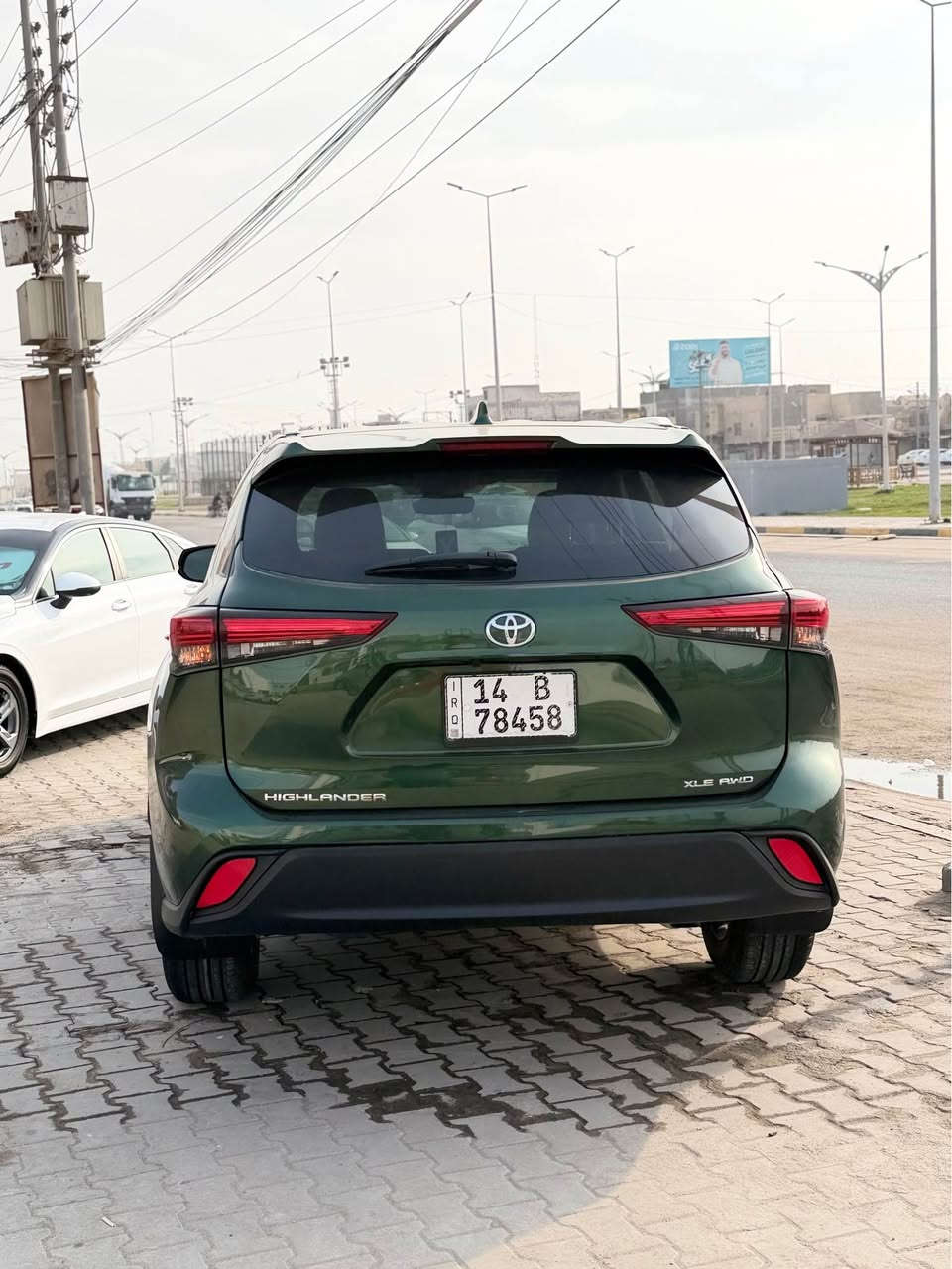 السلام عليكم هايلاندر للبيع رقم بصره ومكانها بصره السياره ب اسمي وارد امريكي فئة xle سعر كلش مناسب ٢٤٠ ومجالها قليل وضرر خفيف بس نطخت بالعراق وبيها بارد ب باب السايق موضح بالصور 
فور ويل 
تحكم ستيرن 
فتحه 
وهواي مواصفات معروفه XLE
تخم تاير جديد مشلن 
الشراي يتواصل واتساب فقط 
*********** البصرة, العراق
